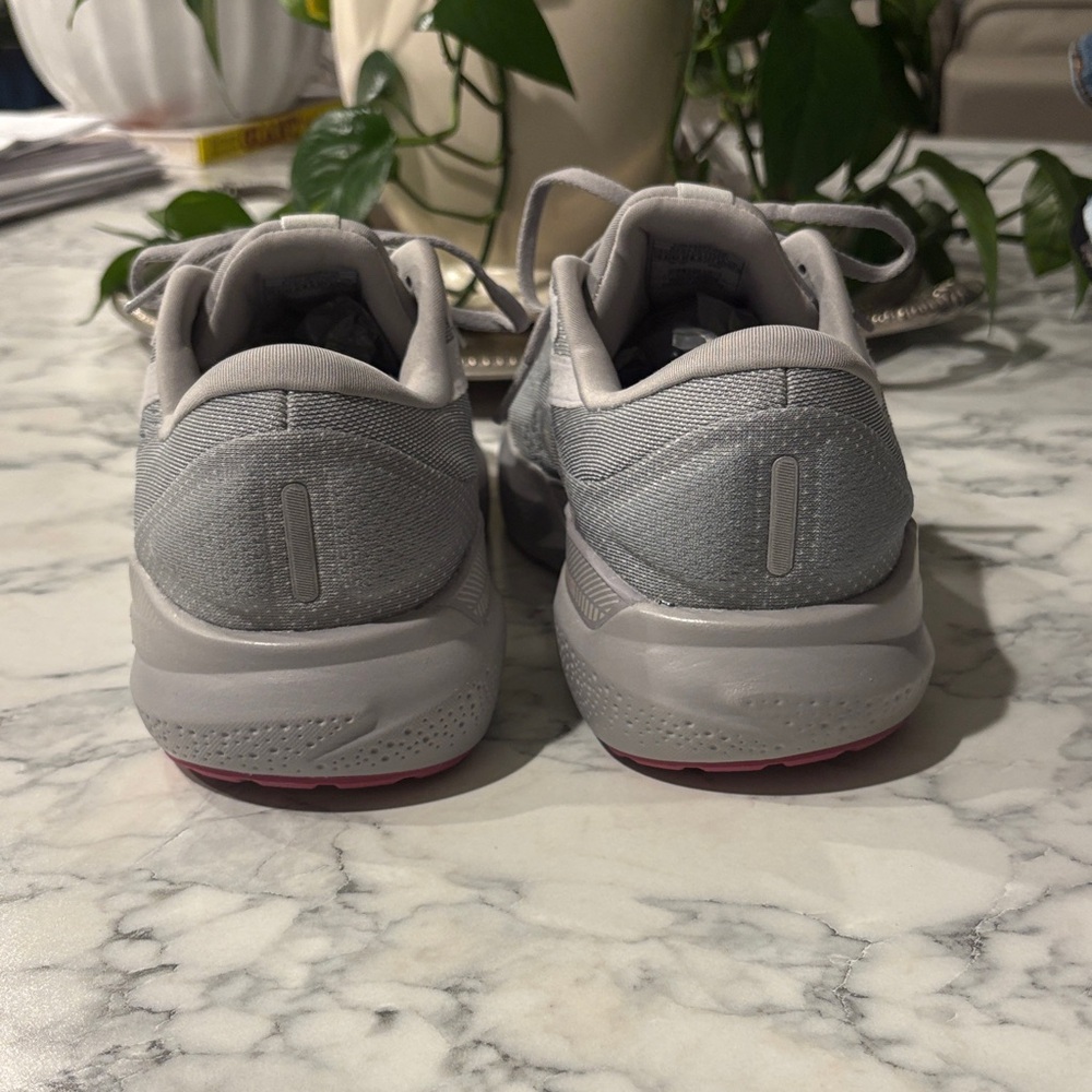 Brooks Women's Adrenaline 24 GTS Gray and Pink NWOT - Picture 3 of 8